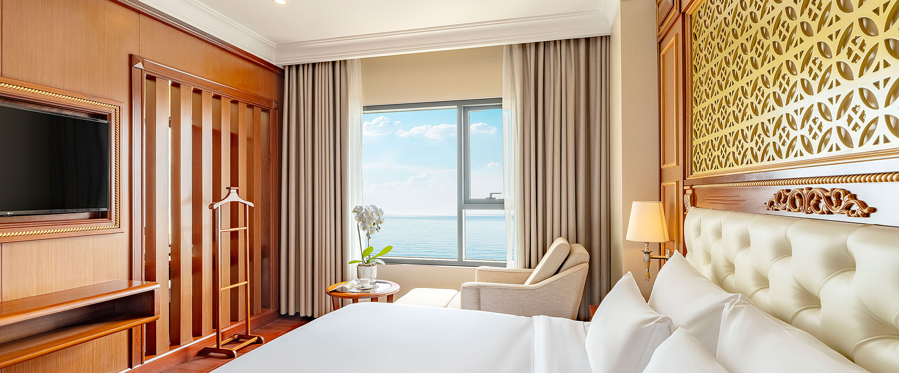 Junior Suite Ocean Front interior
